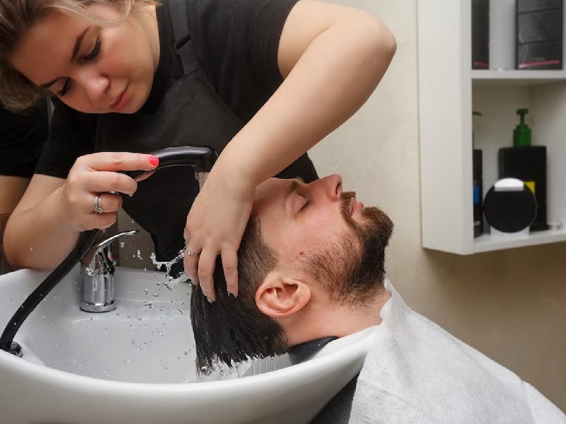 *লিপবাম লাগাতে ভুলবেন নাঃ বিয়ের দিনে শুষ্ক ঠোঁট খারাপ চেহারা। তাই, আপনার ঠোঁট নরম এবং সুস্থ রাখতে একটি সাধারণ বা হালকা রঙিন লিপবাম লাগান।