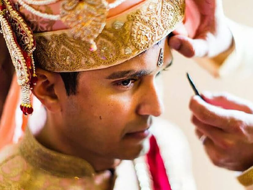 *সেটিং স্প্রেঃ মেকআপের পরে হালকা স্প্রে করতে ভুলবেন না। এটি আপনার মেকআপ সেট করে, যে কোনও পাউডার ফিনিশ দূর করে এবং আপনার লুক সারাদিন স্থায়ী হয়।