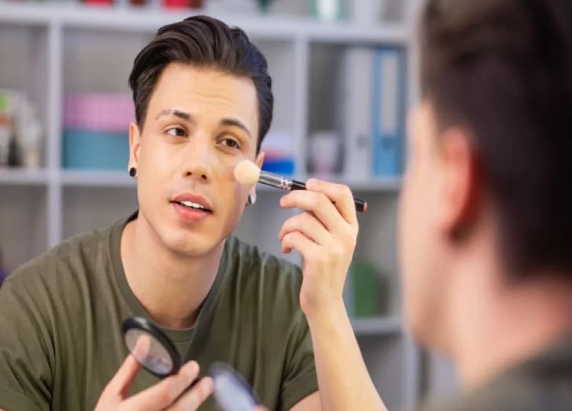 *তবে অতিরিক্ত কনট্যুর করবেন না। আপনার ভ্রু অতিরিক্ত ভরে দেবেন না। খুব ঘন এবং টানা ভ্রু আপনার মুখকে অদ্ভুত দেখাতে পারে। শুধু ফাঁকা জায়গাগুলো পূরণ করুন, আকৃতি পরিবর্তন করবেন না। চকচকে ব্রোঞ্জার এবং হাইলাইটার পুরুষদের মুখে অস্বাভাবিক দেখায়। অতএব, ম্যাট পণ্য ব্যবহার করুন।