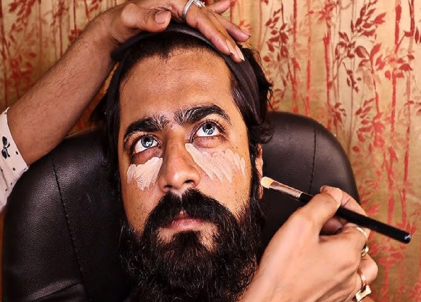 *ঘাড় এবং কানের কথা ভুলে যাবেন না। যদি আপনি ফাউন্ডেশন লাগান, তাহলে একটি স্যাঁতসেঁতে স্পঞ্জ দিয়ে ঘাড় এবং কানে হালকাভাবে ব্লেন্ড করুন। এটি একটি সমান স্বর নিশ্চিত করে। শেষ মুহূর্ত পর্যন্ত অপেক্ষা করবেন না। যদি আপনি পেশাদার মেকআপ ব্যবহার করেন, তাহলে একটি ট্রায়াল নিন। এবং যদি আপনি নিজে এটি করেন, তাহলে বিয়ের দিন কোনও ভুল এড়াতে দুই বা তিনবার অনুশীলন করুন।