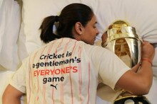 'ক্রিকেট সবার খেলা'! বিশ্বকাপ ট্রফি জড়িয়ে ধরে বড় বার্তা হরমনপ্রীত কউরের