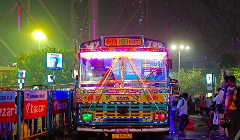 এই পরিষেবায় খুব সহজেই হাওড়া থেকে সাতরাগাছি পৌঁছতে পারবে যাত্রীরা। এখনই শুরুতে খুব বেশি রাত পর্যন্ত এই বাস পরিষেবা থাকছে না। তবে বাস মালিক সংগঠন জানিয়েছে, এই রুটে বাসের যাত্রী সংখ্যা বাড়লে বাসের সময় রাত দশটা। (তথ্য ও ছবি: রাকেশ মাইতি)