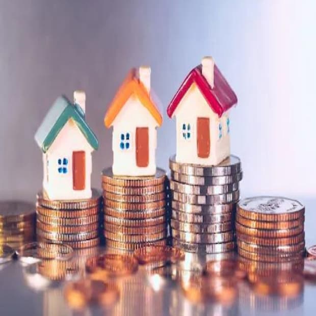 ১০-১৫ বছরের লোন কখন উপযুক্তযদি কারও বেতন ভাল থাকে, অন্যান্য খরচ কম থাকে এবং দ্রুত লোন পরিশোধ করতে চায়, তাহলে স্বল্পমেয়াদী লোন বেছে নেওয়া যেতে পারে। এর সুবিধা হল লাখ লাখ টাকা সুদ সাশ্রয় করা যেতে পারে। তবে, EMI বেশি হবে, তাই অন্যান্য পারিবারিক খরচ যাতে প্রভাবিত না হয় তা নিশ্চিত করতে হবে। ক্রমবর্ধমান আয়ের তরুণদের মধ্যে মূলত ১০-১৫ বছরের মেয়াদে লোন নেওয়ার প্রবণতা দেখা যায়।