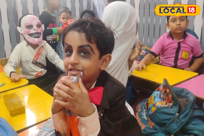 তবে বালুরঘাটের স্কুলে হ্যালোইন উৎসব পালন সম্ভবত এই প্রথম। অনুষ্ঠানটি শুরু হয়েছিল বিদ্যালয়ের শিশুদের একটি মজাদার এবং উত্তেজনাপূর্ণ ফ্যান্সি ড্রেস প্রতিযোগিতার মাধ্যমে। যারা ভূত, ডাইনি, ড্রাকুলা, কঙ্কাল, ভ্যাম্পায়ার, হ্যালোইন বিড়াল এবং দানবের পোশাক পরে এসেছিল।