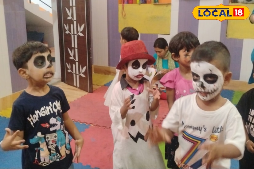 গাছে কিংবা জঙ্গলে নয়, স্কুলের শ্রেণিকক্ষেই ঘুরে বেড়াচ্ছে ছোট ছোট আস্ত গেছো ভূত, মেছো ভূত, পেত্নী-সহ শাকচুন্নিরা। 'হ্যালোইন' উৎসব উপলক্ষে এই দৃশ্য দেখা গেল দক্ষিণ দিনাজপুর জেলার বালুরঘাট শহরের একটি স্কুলে।(ছবি ও তথ্য: সুস্মিতা গোস্বামী) গাছে কিংবা জঙ্গলে নয়, স্কুলের শ্রেণিকক্ষেই ঘুরে বেড়াচ্ছে ছোট ছোট আস্ত গেছো ভূত, মেছো ভূত, পেত্নী-সহ শাকচুন্নিরা। 'হ্যালোইন' উৎসব উপলক্ষে এই দৃশ্য দেখা গেল দক্ষিণ দিনাজপুর জেলার বালুরঘাট শহরের একটি স্কুলে।(ছবি ও তথ্য: সুস্মিতা গোস্বামী)