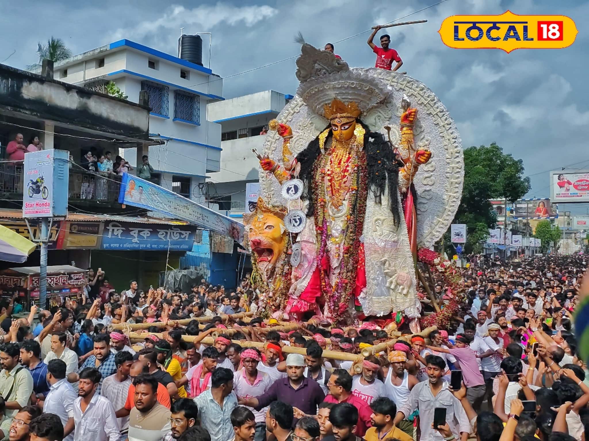 Buri Maa: অবশেষে রাজপথে কৃষ্ণনগরের 'রানি', কেজি কেজি গয়না পরেই রাজবেশে 'বুড়িমা', বিসর্জনের আগে কোথায় খোলা হয় এই ভরি ভরি সোনা?