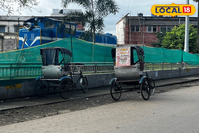 তবে একটা তো গেল যারা স্থানীয় বাসিন্দা রয়েছেন তাদের কাছে রিক্সার প্রাধান্য। কিন্তু বর্তমান সময়ে দাঁড়িয়ে অনেকেই সামনে রিক্সা দেখেও না দেখার ভান করে বেরিয়ে যান। বারংবার রিক্সাওয়ালারা করুন আবেদন করেন কোথায় যাবেন? সেই আবেদন উপেক্ষা করেই টোটো ধরার উদ্দেশ্যে বা অন্য কোন গাড়ির উদ্দেশ্যে বেরিয়ে যান অনেকেই। তবে সেই নিরাশার মাঝে আশা নিয়েও পেশির টান নিয়ে পেশার তাগিদে সকালে বাড়ি থেকে বেরিয়ে পড়েন অনেক রিক্সার চালক।