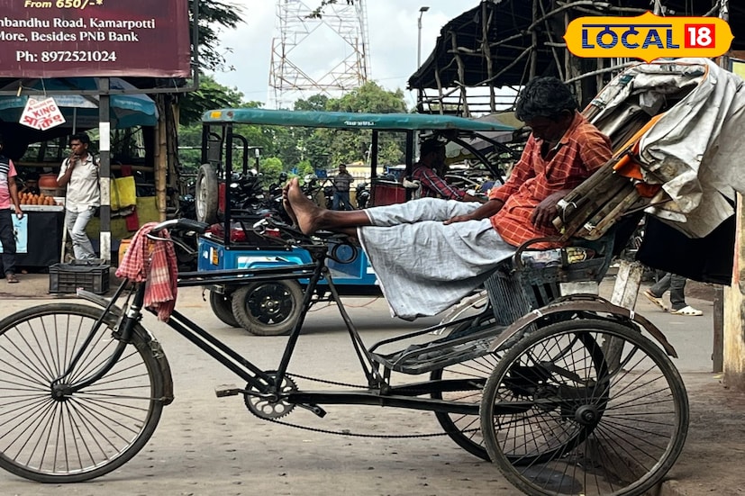 টোটো অটো-সহ উন্নত প্রযুক্তির যুগে বর্তমানে রিকশাচালকদের অস্তিত্ব যখন সঙ্কটে তখন গুটিকয়েক রিকশাচালক এখনও তাঁদের পরিবারের পেট ভরানোর তাগিদে এখনও রিকশা চালিয়ে যাচ্ছেন। পঞ্চাশোর্ধ্ব ওই সমস্ত রিকশা চালকেরা এখনও শহরের গতিময় জীবনের সঙ্গে পাল্লা দিতে পারেননি। একাধিক রিক্সার চালকেরা জানাচ্ছেন রামপুরহাট-সহ জেলার বিভিন্ন শহরে দশ-কুড়ি বছর আগেও পাড়ার মোড়ে মোড়ে রিকশা স্ট্যান্ড ছিল। ওই সমস্ত স্ট্যান্ডে রিকশা চালকেরা তাঁদের ভাড়া পেতেন। বছরের একটি দিনে বিশ্বকর্মা পুজোর দিন ওই সমস্ত মোড়ে রিকশা চালকেরা পুজো করতেন, নিজেদের মধ্যে আনন্দ ভাগ করে নিতেন। এখন আর সেই আনন্দ হয় না বলেও জানা গেছে।