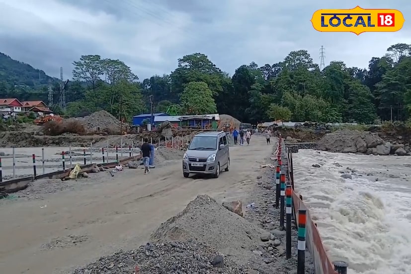 স্থানীয় বাসিন্দারা জানান, শুক্রবার বিকেলের পর থেকেই বৃষ্টির তীব্রতা বাড়তে থাকে। বালাসনের স্রোত বেড়ে যাওয়ায় সেতুর নিচে প্রচুর জলের চাপ তৈরি হয়। আশঙ্কা তৈরি হয়েছিল ক্ষতির। তবে প্রশাসনের তৎপরতায় দ্রুত মনিটরিং শুরু হয়। এবং বর্তমানে দুধিয়ার হিউম পাইপ সেতুর গঠন অক্ষত রয়েছে বলে জানান আধিকারিকরা। ছবি ও তথ্য : ঋত্বিক ভট্টাচার্য