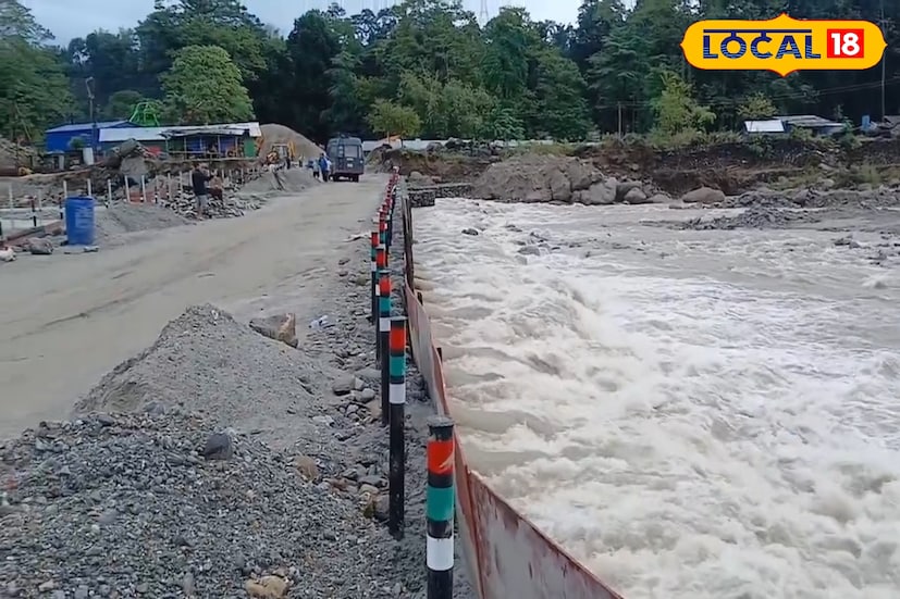 শনিবার সকালে বৃষ্টি কমতেই ধীরে ধীরে যান চলাচল শুরু হয়। শিলিগুড়ি থেকে মিরিকগামী গাড়ি ধীর গতিতে পাড়ি দিচ্ছে সেতু পেরিয়ে। একইসঙ্গে মিরিক থেকে নেমে আসছে পর্যটক ও যাত্রীবাহী গাড়ি। সকাল থেকেই ফের ব্যস্ত হয়ে উঠেছে দুধিয়া সংলগ্ন রাস্তা। ছবি ও তথ্য : ঋত্বিক ভট্টাচার্য