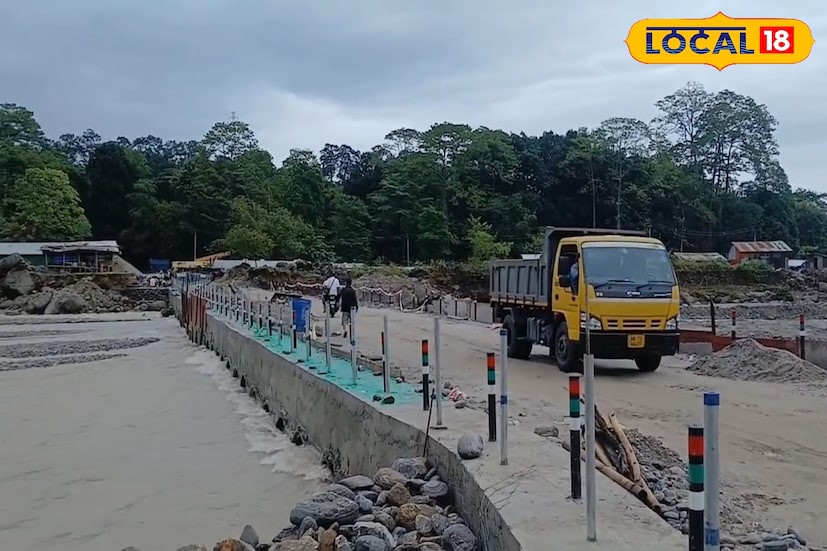 পূর্ত দফতরের এক আধিকারিক বলেন, “গতকাল রাত থেকেই সেতুর পরিস্থিতি নজরে রাখা হচ্ছিল। এখন জলস্তর নেমে গিয়েছে, তাই যানবাহনের চলাচল সম্পূর্ণ স্বাভাবিকভাবে চলছে।” দফতরের পক্ষ থেকে আরও জানানো হয়েছে, আপাতত এলাকায় কোনও বিপদের আশঙ্কা নেই, তবু নজরদারি অব্যাহত থাকবে। ছবি ও তথ্য : ঋত্বিক ভট্টাচার্য