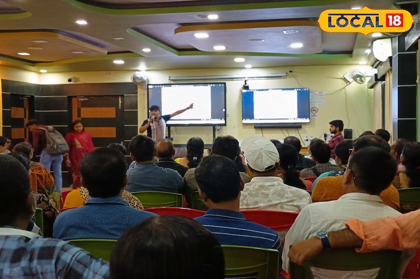 রাজ্যে ইতিমধ্যেই প্রস্তুতি শুরু হয়েছে স্পেশ্যাল ইনটেনসিভ রিভিশন (SIR) অর্থাৎ বিশেষ নিবিড় সংশোধন প্রক্রিয়া। আগামী ৪ নভেম্বর থেকে মাঠে নামবেন এস‌আইআর এর ভোটার তালিকা সংক্রান্ত কাজে নিযুক্ত বিএলও অর্থাৎ বুথ লেভেল অফিসাররা। তার আগে রাজ্যজুড়ে শুরু হয়েছে বিএলও কর্মীদের বিশেষ প্রশিক্ষণ। (ছবি ও তথ্য: জিএম মোমিন)