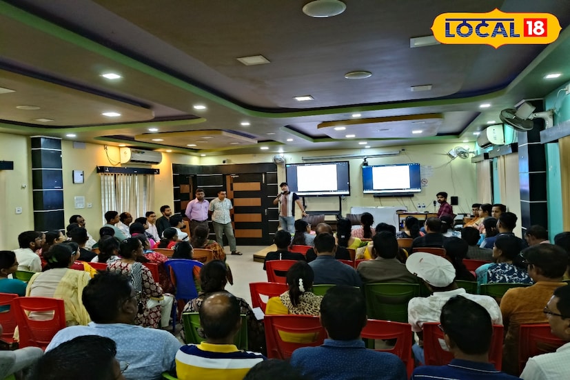 এক্ষেত্রে যদি একই ব্যক্তির দুই জায়গায় নাম থাকে তাহলে তাদের নাম বাদের আশঙ্কা থাকছে। পাশাপাশি যদি কোনও জীবিত ব্যক্তি মৃতের তালিকায় থাকেন তাহলে সে ক্ষেত্রে ওই ভোটারকে সশরীরে হাজির হয়ে নিজেদের বিএলওকে জানাতে হবে। তবে একেবারে যাদের পরিবারের কোন‌ও সদস্যের নাম ২০০২ সালের ভোটার তালিকায় থাকবে না সে ক্ষেত্রে ১২ টি প্রয়োজনীয় নথি দেখে আগামী ব্যবস্থা নেওয়া হবে। যদিও ১২ টি নথি সংক্রান্ত বিষয়ে আপাতত স্পষ্ট কোন‌ও নির্দেশিকা জানানো হয়নি প্রশাসনের তরফ বলে জানান প্রশিক্ষণে আসা বুথ লেভেল অফিসাররা। (ছবি ও তথ্য: জিএম মোমিন)