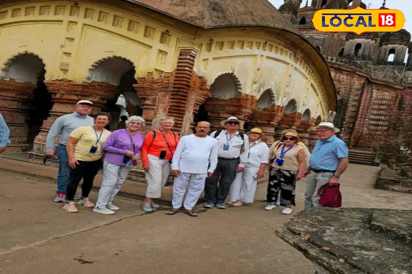 নভেম্বরের প্রথম সপ্তাহেই বিদেশি পর্যটকদের দেখা মিলল পূর্ব বর্ধমানের কালনায়। রবিবার সকাল থেকেই শহরের বিভিন্ন স্থানে দেখা গেল অস্ট্রেলিয়া, ইতালি, স্পেন ও কানাডা থেকে আসা একঝাঁক পর্যটক। কালনায় এসে মুগ্ধ হয়ে যান তাঁরা। শহরের শান্ত পরিবেশ ও আধ্যাত্মিক আবহ ঘুরে দেখেন।  নভেম্বরের প্রথম সপ্তাহেই বিদেশি পর্যটকদের দেখা মিলল পূর্ব বর্ধমানের কালনায়। রবিবার সকাল থেকেই শহরের বিভিন্ন স্থানে দেখা গেল অস্ট্রেলিয়া, ইতালি, স্পেন ও কানাডা থেকে আসা একঝাঁক পর্যটক। কালনায় এসে মুগ্ধ হয়ে যান তাঁরা। শহরের শান্ত পরিবেশ ও আধ্যাত্মিক আবহ ঘুরে দেখেন।