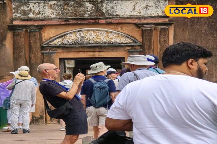 পর্যটকরা প্রথমেই ঘুরে দেখেন কালনার ঐতিহ্যবাহী রাজবাড়ি কমপ্লেক্স। রাজবাড়ির প্রাচীন স্থাপত্য, সূক্ষ্ম কারুকাজ এবং টেরাকোটার শিল্প তাঁদের গভীরভাবে আকৃষ্ট করে। এরপর ঘুরে দেখেন ১০৮ শিবমন্দির, যা কালনার অন্যতম প্রধান আকর্ষণ। গাইড তাঁদের বিস্তারিতভাবে জানান মন্দিরগুলির ইতিহাস, নির্মাণশৈলী ও ধর্মীয় তাৎপর্য সম্পর্কে। বিদেশি পর্যটকরা বিস্মিত হয়ে যান টেরাকোটার সূক্ষ্ম শিল্প এবং স্থাপত্য রীতি দেখে।