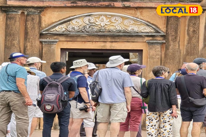  বিদেশি পর্যটকরা আসায় উচ্ছ্বসিত স্থানীয় ব্যবসায়ীরাও। তাঁদের মতে, শীতের শুরুতেই বিদেশি পর্যটকদের ভিড় কালনার পর্যটন শিল্পকে নতুন গতি দেবে। হোটেল, রেস্তোরাঁ, গাইড সার্ভিস, স্থানীয় হস্তশিল্প এবং পরিবহণ ব্যবসায় ইতিবাচক প্রভাব ফেলবে। অনেক দোকানদারের কথায়, বিদেশিরা স্থানীয় হ্যান্ডলুম শাড়ি-সহ 'লোকাল' জিনিসপত্রে আগ্রহী। 