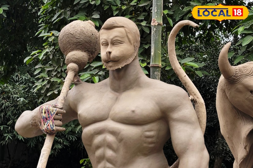 সবচেয়ে বেশি ব্যস্ততা এখন মৃৎশিল্পীদের ঘরে। তাঁদের হাতে তৈরি হচ্ছে নানা দেবদেবীর প্রতিমা। শিব, পার্বতী, রাধা-কৃষ্ণ, হনুমান-সহ আরও অনেক দেবতার মূর্তি। কেউ খড়ের কাঠামোয় সুতলি জড়িয়ে দিচ্ছেন আকার, কেউ বা তুলির টানে প্রতিমায় আনছেন প্রাণ। একেকটি প্রতিমা যেন শিল্পীদের পরিশ্রম, নিষ্ঠা আর বিশ্বাসের প্রতিফলন। 