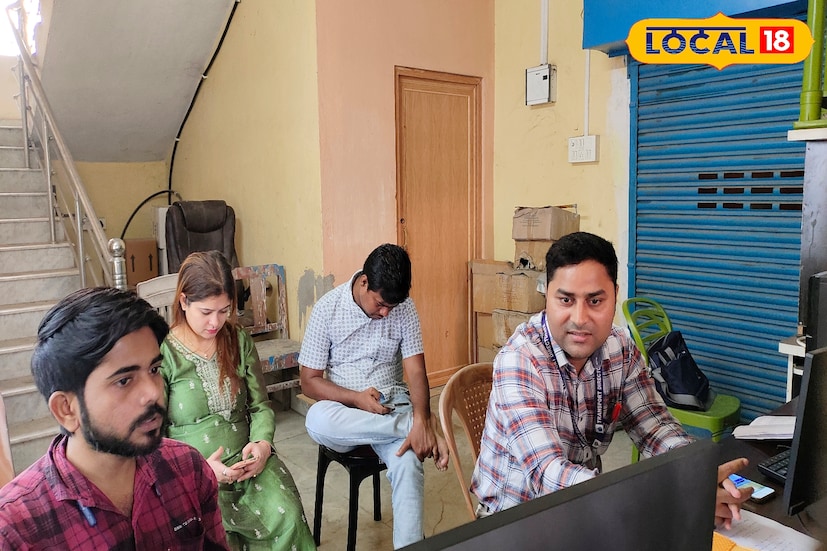 ইতিমধ্যে মালদহের ইংরেজবাজার ব্লকের ১১ টি অঞ্চলের ধাপে ধাপে টোটো রেজিস্ট্রেশন সংক্রান্ত বিষয়গুলো নিয়ে ক্যাম্প করা হচ্ছে আরটিও এবং ব্লক প্রশাসনের দফতরে। যেখানে থাকবেন ব্লক প্রশাসন এবং আরটিও আধিকারিকরা।(ছবি ও তথ্য: জিএম মোমিন)