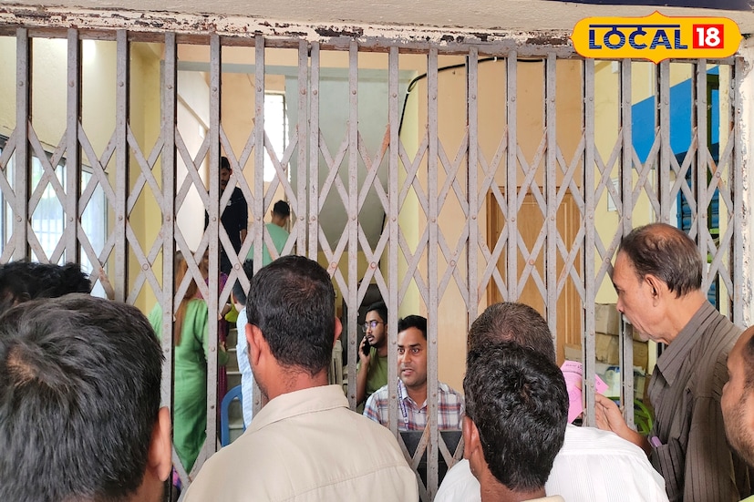 আসল তথ্য যাচাই করণের পর আরটিও এবং ব্লক প্রশাসন আধিকারিকরা সেই তথ্য অনুযায়ী রেজিস্ট্রেশন করবেন। ব্লক প্রশাসন ও আরটিও আধিকারিকরা জানান,‌ এক্ষেত্রে টোটো চালকরা নিজেদের আধার কার্ড, ব্যাংক পাসবুক, মোবাইল নম্বর, টোটো বাহনের কাগজ, যে ফি লাগবে সেই পরিমাণ টাকা। ছয় মাস এবং ২ বছরের জন্য আলাদা রকম রেজিস্ট্রেশন ফি রয়েছে।(ছবি ও তথ্য: জিএম মোমিন)