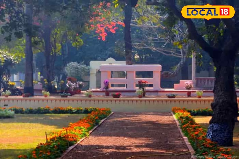 তাঁর মতে, এই দুটি জিনিসই একজন ব্যক্তির সাফল্যের মূল চাবিকাঠি। আর সেই কারণেই বিশ্বভারতী বিশ্ববিদ্যালয়ের শিক্ষার্থীরা এবং শিক্ষকেরা এই স্থানটিকে অত্যন্ত সম্মানের চোখে দেখেন। এখানকার শিক্ষার্থীরা এই স্থানের সঙ্গে আবেগগতভাবে সংযুক্ত থাকে কারণ বিশ্ববিদ্যালয়ের স্নাতকদের ছাতিমতলায় সপ্তপর্ণি গাছের একটি শাখা প্রদান করা হয়। প্রার্থনা কক্ষটিও খুব বেশি দূরে নয় অনেকটাই কাছাকাছি অবস্থিত।