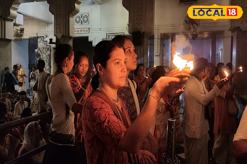 শত ভক্তের প্রদীপের আলোয় আলোকিত ইসকন মায়াপুর৷ ইসকনের প্রধান কেন্দ্র শ্রী মায়াপুর চন্দ্রোদয় মন্দিরে জ্বলে উঠল শত শত প্রদীপ। ভক্তির আলোর উৎসবে শামিল হতে পারবেন আপনিও। জেনে নিন বিস্তারিত। ছবি ও তথ্য: মৈনাক দেবনাথ