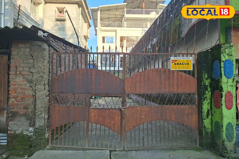 *এখন যখন রিচা ভারতের হয়ে বিশ্বকাপে ইতিহাস গড়েছে, তখন শহর জুড়ে আনন্দের জোয়ার। ইতিমধ্যেই শিলিগুড়িতে তার ফেরা উপলক্ষে চলছে জোর প্রস্তুতি। বাড়ি সাজানো হচ্ছে আলোয়, ব্যানারে, পোস্টারে। স্কুল–পাড়ার বন্ধুরা থেকে শুরু করে প্রতিবেশীরা—সবাই অপেক্ষায় 'আমাদের রিচা'র দেখা পাওয়ার।