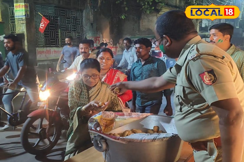 রবিবার ভারতীয় মহিলা ক্রিকেট দল বিশ্বকাপ জিতেছে। সেই আনন্দে ভাসছে গোটা দেশ। ভারতীয় মহিলা ক্রিকেট দলের সেই জয়ের জন্য সোমবার সন্ধ্যায় মুর্শিদাবাদের কান্দি থানার সামনে পথচলতি মানুষদের মিষ্টি বিতরণ করা হল। কান্দি থানার উদ্যোগে এই মিষ্টি বিতরণ করা হয়। (ছবি ও তথ্যঃ কৌশিক অধিকারী)