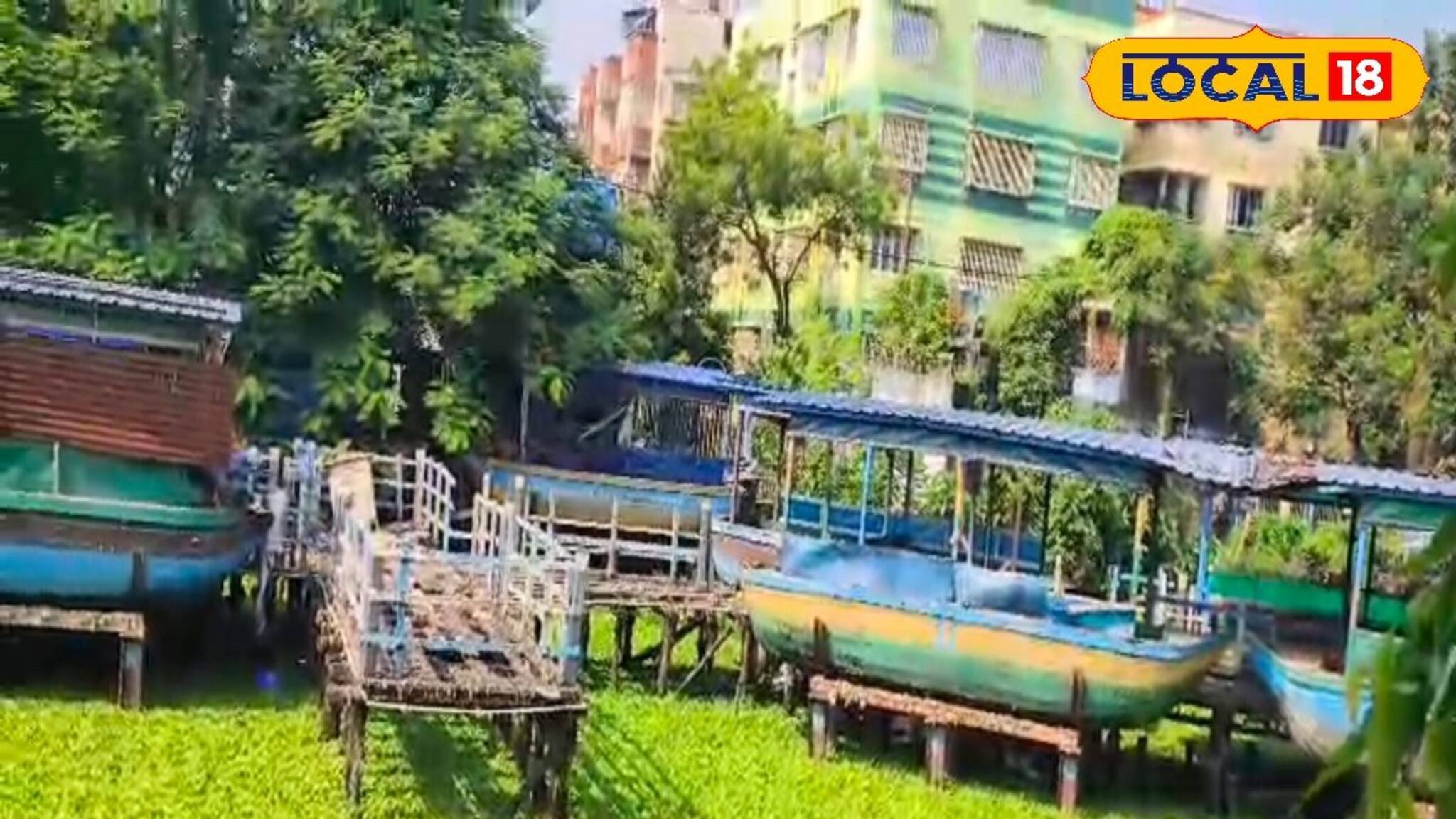 বেহাল দশা পাটুলির ভাসমান বাজারের, ভাঙা নৌকায় বাস গৃহহীন বৃদ্ধ-বৃদ্ধার