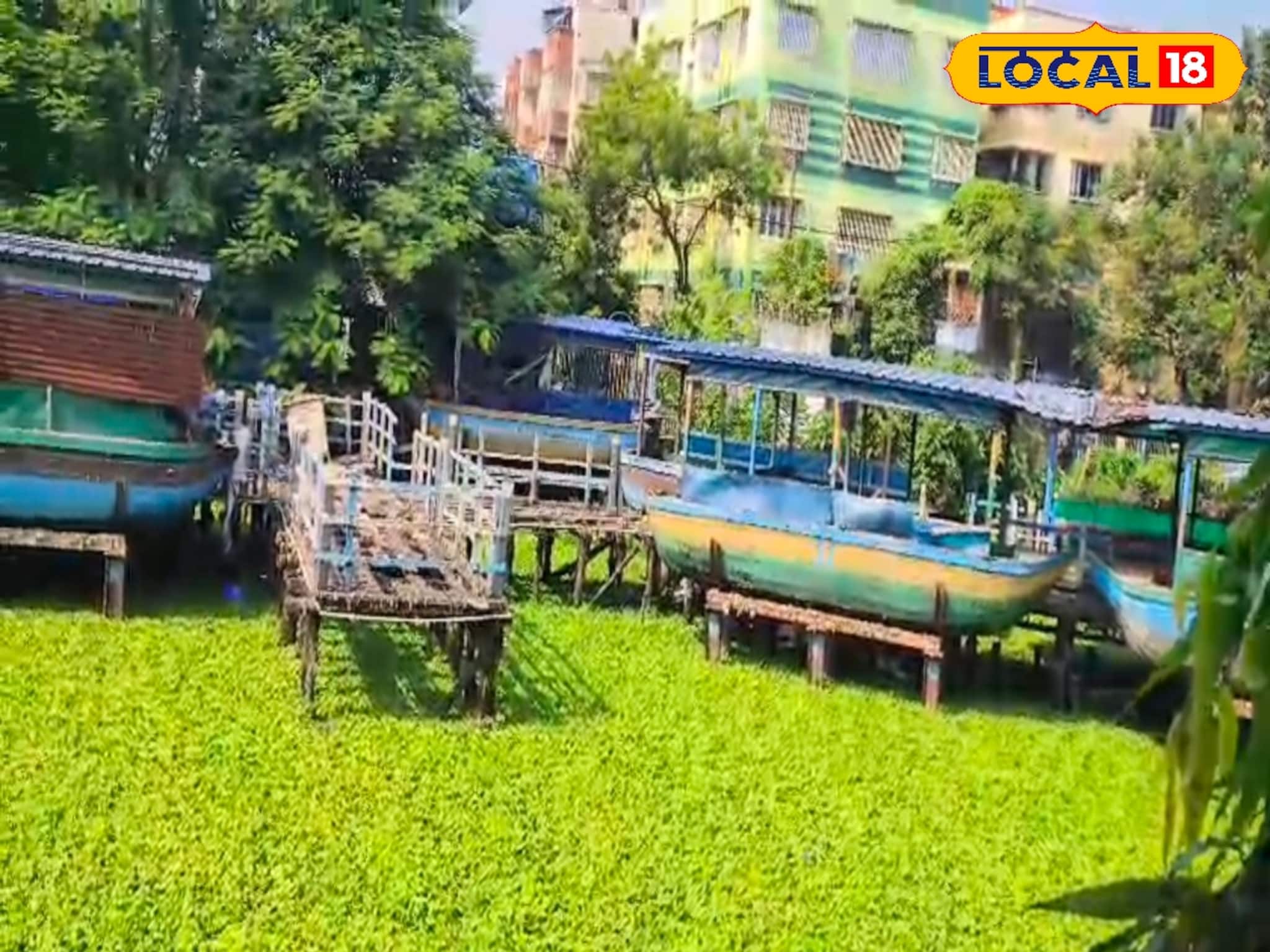 বেহাল দশা পাটুলির ভাসমান বাজারের, ভাঙা নৌকায় বাস গৃহহীন বৃদ্ধ-বৃদ্ধার