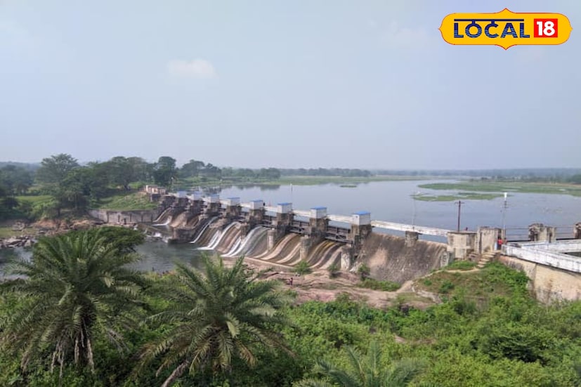 কদমদেউলী জলাধার। বাঁকুড়া জেলার ইন্দপুর ও হীড়বাঁধ ব্লকের সংযোগস্থলে শিলাবতী নদীর উপর নির্মিত কদমদেউলী জলাধার। অনেকেই এই জলাধার সম্পর্কে অবগত নন। এই জলাধারে সৌন্দর্য মুকুটমণিপুরের চেয়ে কম নয়। এটি বাঁকুড়া শহর থেকে ২৫ কিমি দূরে অবস্থিত। মুকুটমণিপুর যাওয়ার পথেই পড়বে এই জলাধার 