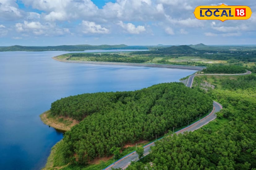 বাঁকুড়া মানেই মুকুটমনিপুর এমনটা নয়! বাঁকুড়াতে রয়েছে একাধিক নাম না জানা জলাধার। ইন্দপুরের কদমদেউলী জলাধার সেই নাম না জানা জলাধার গুলির মধ্যে অন্যতম। বৃষ্টি হলেই কিংবা জল বাড়লেই চোখ থাকে কংসাবতী জলধারের দিকে। তবে বাঁকুড়ার মানুষ ভুলেই যান কদমদেউলি। বাঁকুড়া মানেই মুকুটমনিপুর এমনটা নয়! বাঁকুড়াতে রয়েছে একাধিক নাম না জানা জলাধার। ইন্দপুরের কদমদেউলী জলাধার সেই নাম না জানা জলাধার গুলির মধ্যে অন্যতম। বৃষ্টি হলেই কিংবা জল বাড়লেই চোখ থাকে কংসাবতী জলধারের দিকে। তবে বাঁকুড়ার মানুষ ভুলেই যান কদমদেউলি।