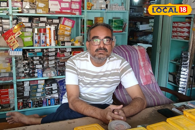 দুবরাজপুর, বীরভূম, সুদীপ্ত গড়াই: বিদ্যুৎ দফতরের নাম ভাঙিয়ে ফের নতুন প্রতারণা! এবারে শিকার হলেন দুবরাজপুর পৌরসভার ৪ নম্বর ওয়ার্ডের ব্যবসায়ী ব্রজেশ্বর গড়াই। প্রতারকের ফাঁদে পড়ে একসঙ্গে তিনটি ব্যাঙ্ক অ্যাকাউন্ট থেকে উধাও হয়ে গেল প্রায় তিন লক্ষ টাকা। ঘটনায় চাঞ্চল্য ছড়িয়েছে এলাকায়। দুবরাজপুর, বীরভূম, সুদীপ্ত গড়াই: বিদ্যুৎ দফতরের নাম ভাঙিয়ে ফের নতুন প্রতারণা! এবারে শিকার হলেন দুবরাজপুর পৌরসভার ৪ নম্বর ওয়ার্ডের ব্যবসায়ী ব্রজেশ্বর গড়াই। প্রতারকের ফাঁদে পড়ে একসঙ্গে তিনটি ব্যাঙ্ক অ্যাকাউন্ট থেকে উধাও হয়ে গেল প্রায় তিন লক্ষ টাকা। ঘটনায় চাঞ্চল্য ছড়িয়েছে এলাকায়।