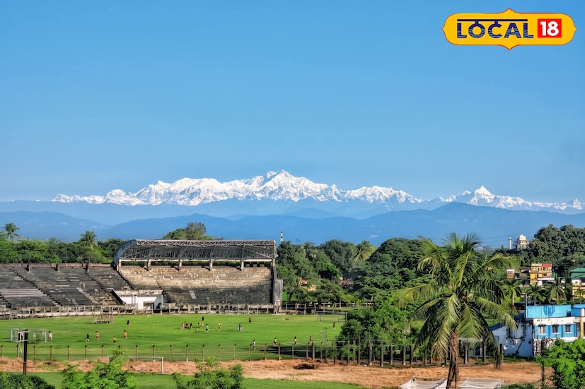 নিম্নচাপ মন্থা- র প্রভাব কাটিয়ে রোদের হাসি, ফের চাঙ্গা উত্তরবঙ্গের আকাশ! দেখা মিলল ঘুমন্ত বুদ্ধের অপরূপ দৃশ্য! কয়েকদিনের মন্থা ও বৃষ্টিস্নাত আবহাওয়ার পর অবশেষে রোদের হাসি ফিরে এসেছে উত্তরবঙ্গে। আজ সকাল থেকেই জলপাইগুড়ির নীল আকাশে রোদ ঝলমল, হালকা ঠান্ডা হাওয়ায় ভেসে এসেছে এক নতুন সতেজতা। আর সেই সোনালি আলোয় ভেসে উঠেছে উত্তরবঙ্গবাসীর প্রিয় দৃশ্য ঘুমন্ত বুদ্ধ তথা কাঞ্চনজঙ্ঘা পর্বতের অপরূপ রূপ। নিম্নচাপ মন্থা- র প্রভাব কাটিয়ে রোদের হাসি, ফের চাঙ্গা উত্তরবঙ্গের আকাশ! দেখা মিলল ঘুমন্ত বুদ্ধের অপরূপ দৃশ্য! কয়েকদিনের মন্থা ও বৃষ্টিস্নাত আবহাওয়ার পর অবশেষে রোদের হাসি ফিরে এসেছে উত্তরবঙ্গে। আজ সকাল থেকেই জলপাইগুড়ির নীল আকাশে রোদ ঝলমল, হালকা ঠান্ডা হাওয়ায় ভেসে এসেছে এক নতুন সতেজতা। আর সেই সোনালি আলোয় ভেসে উঠেছে উত্তরবঙ্গবাসীর প্রিয় দৃশ্য ঘুমন্ত বুদ্ধ তথা কাঞ্চনজঙ্ঘা পর্বতের অপরূপ রূপ।