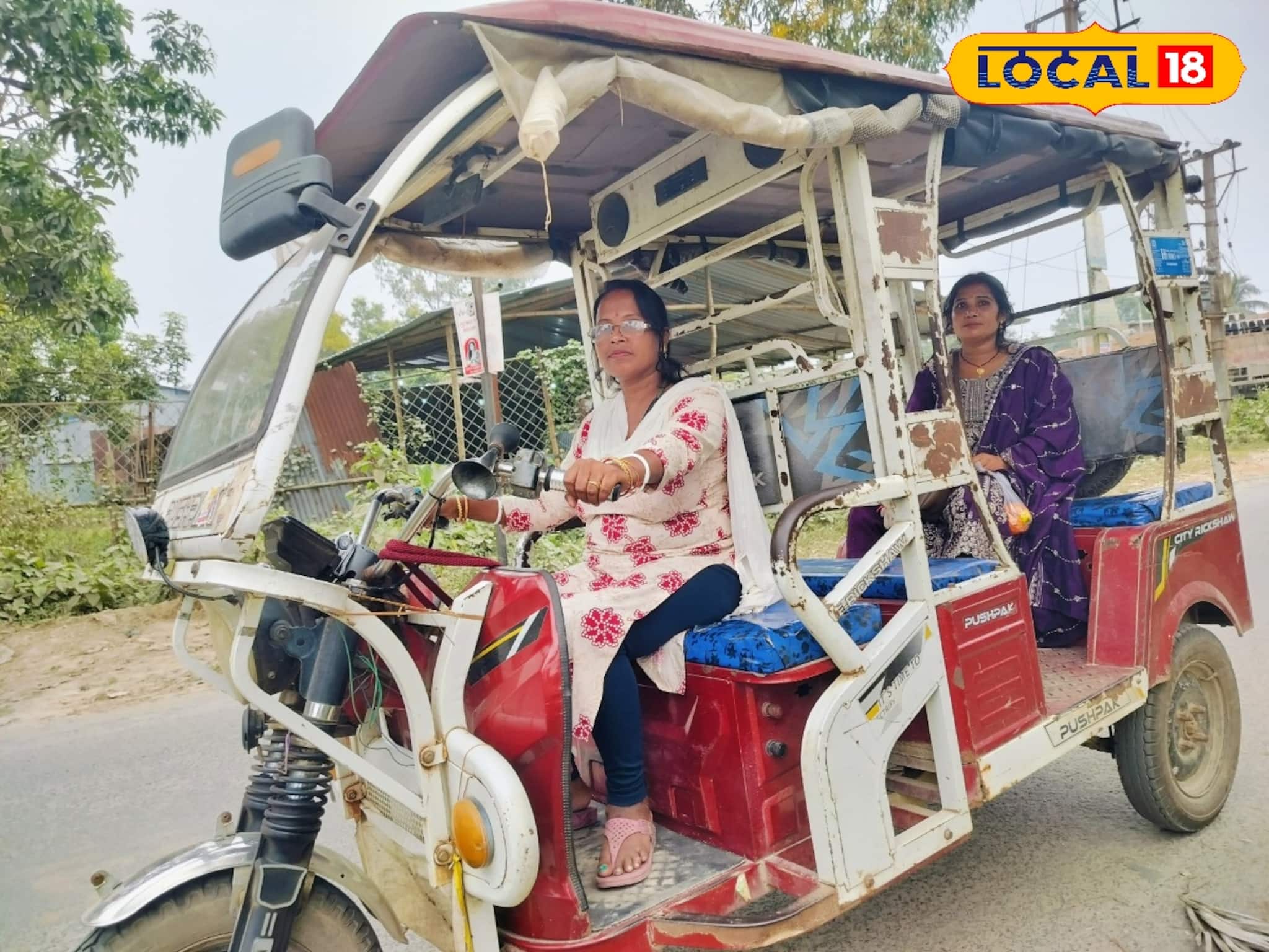 সংসারের হাল ধরতে গৃহবধূ এখন টোটো চালক! গ্রামবাসীদের ভরসার জায়গা শ্যামলী