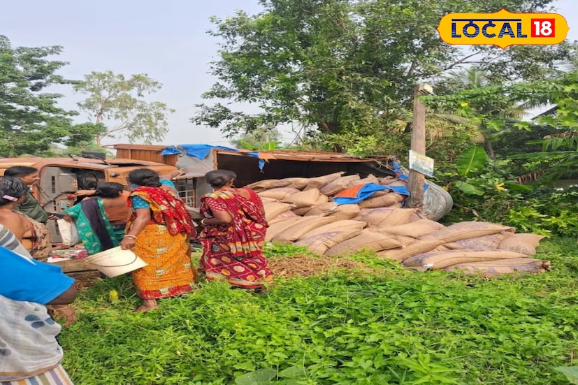 ফ্রেজারগঞ্জে রাস্তার পাশে বস্তা বস্তা রেশনের চাল পড়ে কেলেঙ্কারি কাণ্ড। দুর্ঘটনার জেরে রেশনের চালের বস্তা বোঝাই লরি উলটে যাওয়ায় এই ঘটনা ঘটেছে। যা দেখতে ভিড় করেন স্থানীয়রা। (ছবি ও তথ্য: নবাব মল্লিক)