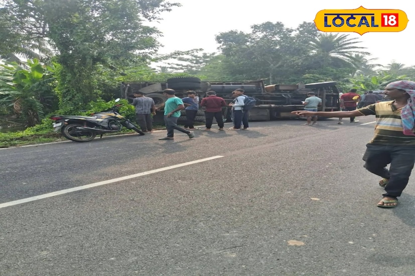 পরে ঘটনাস্থলে পৌঁছায় ফ্রেজারগঞ্জ কোস্টাল থানার পুলিশ। স্থানীয় বাসিন্দা ও পুলিশের তৎপরতায় চালককে উদ্ধার করে নিয়ে যাওয়া হয়েছে হাসপাতালে। তবে গুরুতর আহত হননি তিনি।