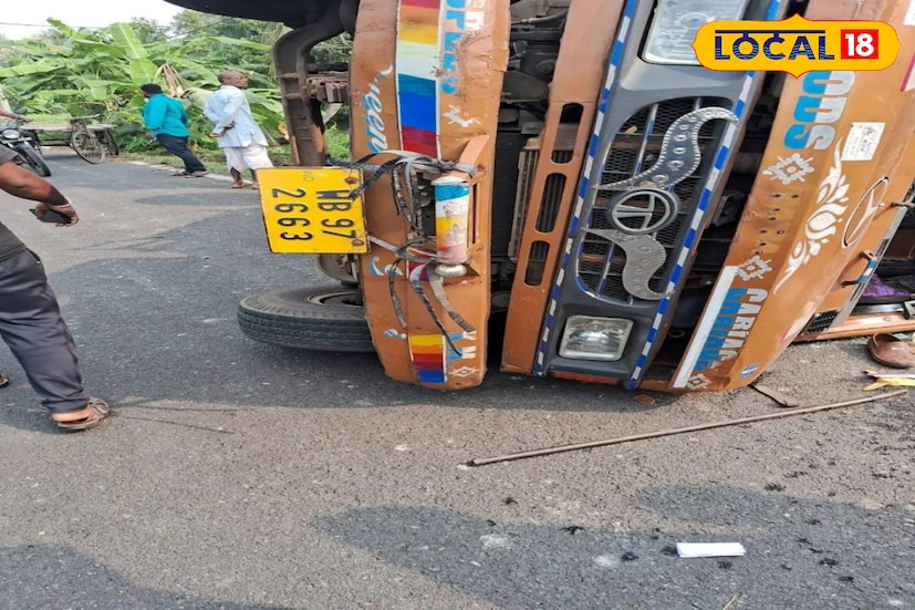 পুলিশ ও স্থানীয় সূত্রে খবর রেশনের চালের বস্তা বোঝাই করে একটি লরি নামখানার দিক থেকে বকখালির দিকে যাচ্ছিল। লরিটি দোতলা বাড়ি বাস স্টপেজের কাছে পৌঁছলে নিয়ন্ত্রণ হারিয়ে উলটে যায়।