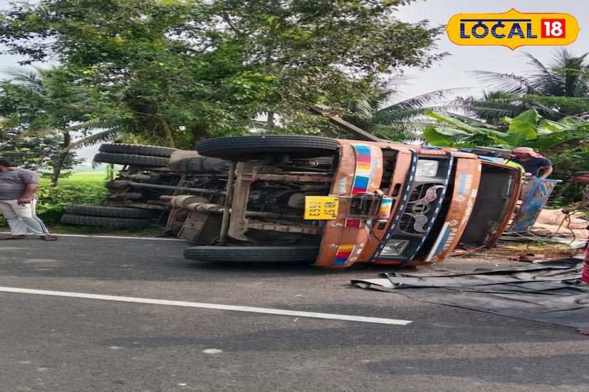 মঙ্গলবার সকালে দক্ষিণ ২৪ পরগনা জেলার ফ্রেজারগঞ্জ কোস্টাল থানার ১১৭ নম্বর জাতীয় সড়কের দোতলা বাড়ি বাস স্টপেজের কাছে এই ঘটনা ঘটে। যার জেরে চাঞ্চল্য ছড়ায় এলাকায়। বর্তমানে চালের বস্তা সরানো হয়েছে।