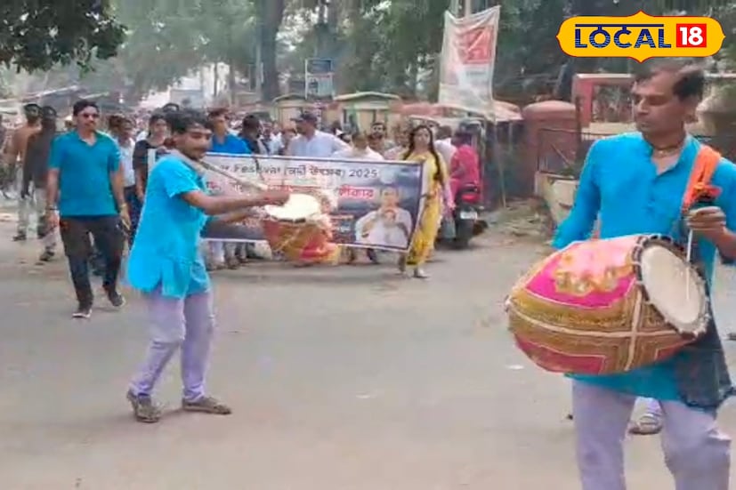 মঙ্গলবার সকালে বহরমপুর পৌরসভা থেকে এই প্রভাতফেরি শুরু হয়ে বহরমপুর গোরাবাজার কৃষ্ণনাথ কলেজ ঘাটে ভাগীরথী গঙ্গা নদীর তীরে পৌঁছায়।