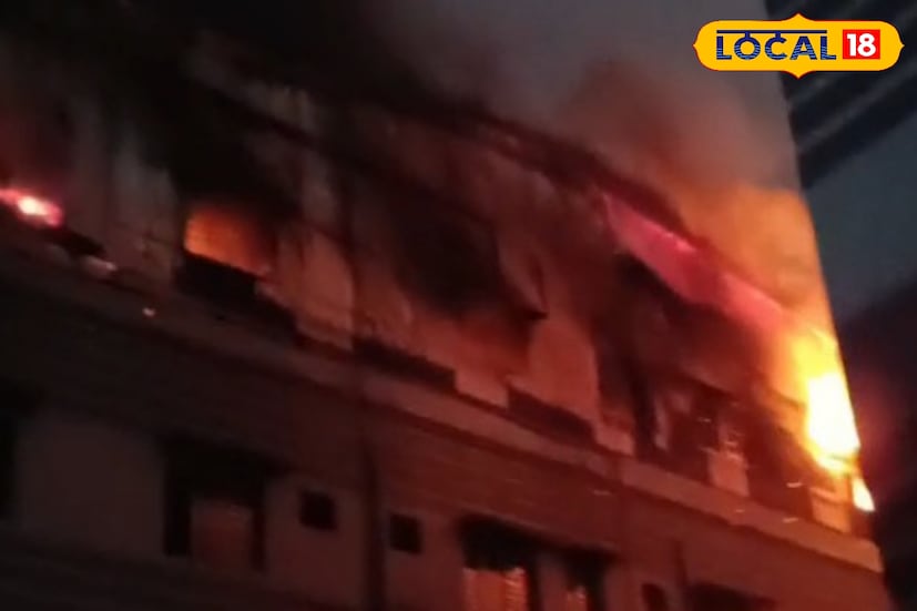 তিন তলা কারখানায় উপরের তলায় আগুন লেগে ব্যাপক ক্ষতি। বন্ধ থাকা অবস্থাতেই আগুন লাগে কারখানায়। রাতে এমন ভয়াবহ অগ্নিকাণ্ডে আতঙ্ক ছড়িয়ে পড়ে স্থানীয় মানুষের মধ্যে। আগুন লাগার সঠিক কারণ জানা যায়নি তবে শর্ট সার্কিটে এমন দুর্ঘটনাবলী অনুমান। (ছবি ও তথ্য: রাকেশ মাইতি)