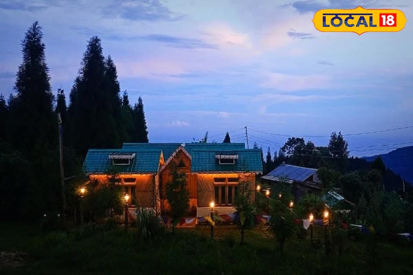 *সবুজ প্রান্তর, কুয়াশায় মোড়া সকাল, বার-বি-কিউয়ের ধোঁয়া আর মৃদু পাহাড়ি সুর—সব মিলিয়ে এখানকার পরিবেশ যেন একেবারে সিনেমার দৃশ্য। প্রতিটি হোমস্টে তৈরি হয়েছে পাহাড়ের ঢালে, কাঠের ঘর, বড় জানালা, আর সামনে বিস্তীর্ণ ভিউ পয়েন্ট থেকে কাঞ্চনজঙ্ঘা দেখা যায় এক ঝলকে। রাতে বনফায়ার জ্বেলে আড্ডা, তারার নিচে নরম আলোয় ঘেরা পাহাড়ি রাত—একবার এলেই মনে থাকবে সারাজীবন।