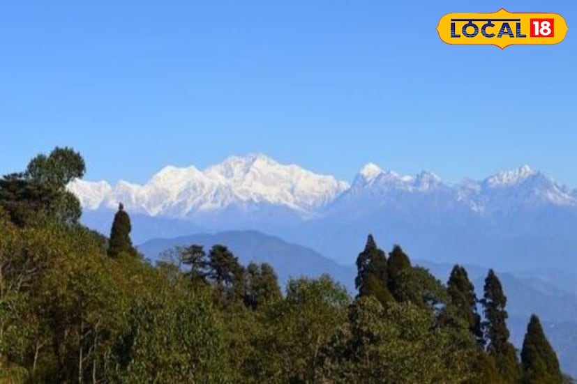 কালিম্পং বা কর্শিয়াংয়ের হোটেলের ব্যালকনিতে বসে ধোঁয়া ওঠা গরম চায়ের কাপ হাতে কাঞ্চনজঙ্ঘা দেখার দৃশ্য বাঙালির চিরকালীন নস্টালজিয়া। কিন্তু, সেই দৃশ্য দার্জিলিংয়ের গণ্ডি পেরিয়ে সুদূর আলিপুরদুয়ার থেকে দেখা যাচ্ছে। হ্যাঁ, এমনটাই দেখা গেল এদিন।