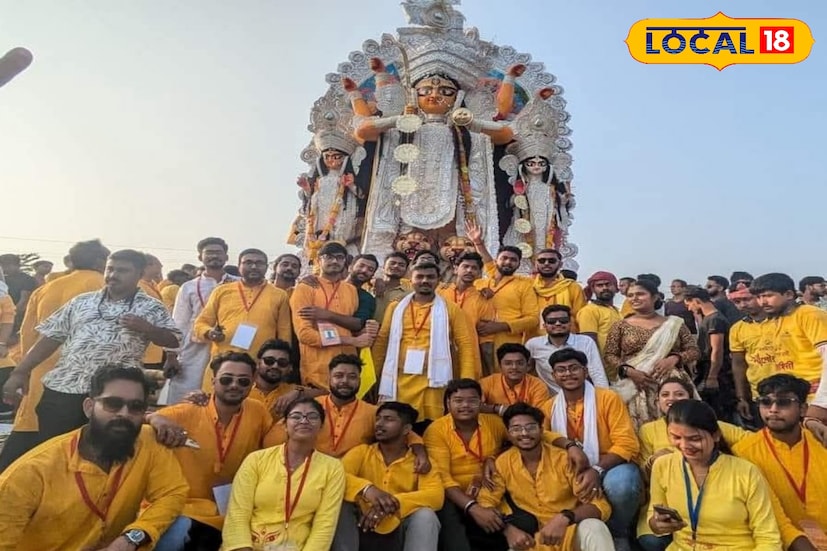 গৌরাঙ্গিনী দেবী প্রবল পরাক্রমশালী। তিনি এই জগৎকে ধারণ করে আছেন। তার বাহন জোড়া সিংহ অনন্ত বীরত্বের প্রতীক। দেবীর সাথে উপস্থিত সরস্বতী ও লক্ষ্মী এবং দেবী স্বয়ং সত্ত্ব-রজ-তম গুণের প্রতীক। (ছবি ও তথ্য: মৈনাক দেবনাথ)