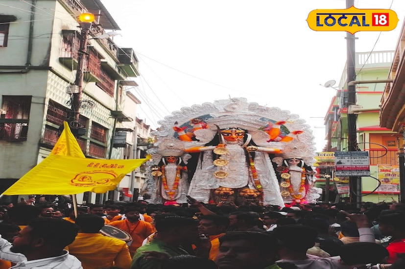 পৌরাণিক মতে, বাংলার আরাধ্যা মহিষাসুরমর্দিনী দেবী গৌরাঙ্গিনী রূপে সমগ্র জগৎবাসী ও দেবকূলকে অভয় প্রদান করেন। স্বয়ং, দেবতারা এই রূপে তার আরাধনা করেছিলেন। দেবী এখানে এই অনন্ত বৈষ্ণবী শক্তির আধারভুতা।
