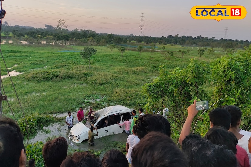 ফেরার পথে ইংরেজবাজারের সাতটারি এলাকায় নিয়ন্ত্রণ হারিয়ে একটি বাইককে ধাক্কা মারে চার চাকা গাড়ি। সেই সময় সড়কের পাশে নয়নজুলিতে পড়ে যায় গাড়িটি।