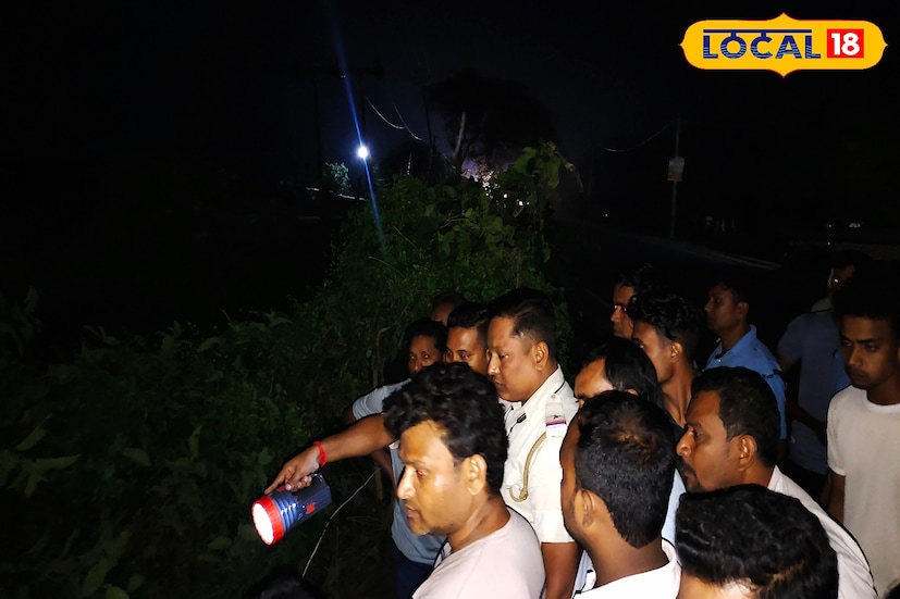 জানা গিয়েছে, মৃত যুবকের নাম আজহারউদ্দিন মোমিন (২৫)। বাড়ি মালদহের মোথাবাড়ি থানার বাবলা কোমলপুর। ঘটনায় আহত হয়েছেন চার চাকা গাড়িতে থাকা আরও তিনজন। আহতরা হলেন, সরু শেখ বাড়ি বাবলা কোমলপুর, তুফাইল মোমিন ও জসিম শেখ। তাদের বাড়ি মোথাবাড়ি থানার বাঙ্গিটোলা এলাকায়।