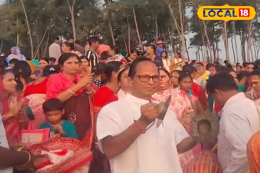  সমুদ্র তীরে শুরু হয়েছে কৃষ্ণনাম সংকীর্তন। খোল, করতাল, শঙ্খধ্বনিতে মুখরিত দিঘার আকাশ। স্থানীয় ও বাইরের বহু ভক্ত একত্র হয়ে নাচ-গানে অংশ নিচ্ছেন। রাসপূর্ণিমার এই ভক্তিমূলক উৎসবে নারী-পুরুষ, বৃদ্ধ ও যুবক সকলেই একসঙ্গে মেতে উঠেছেন। ধর্মীয় আবহে এখন পুরো সৈকতজুড়ে ছড়িয়ে পড়েছে ভক্তির সুর।