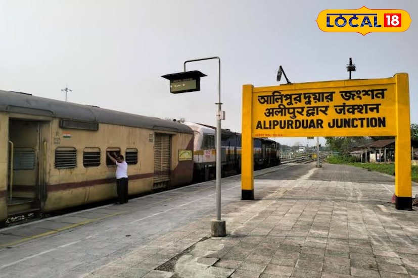 এই মেশিনটি বসার পর থেকে যাত্রীরা নিজেরাই টিকিট কেটে ট্রেনের সফর শুরু করেছেন। টিকিট কাউন্টারেও ভিড় কম দেখা গিয়েছে। মূলত টিকিট রিজার্ভেশন পরিষেবা সঠিক রাখার জন্য এই উদ্যোগ। (ছবি ও তথ্য: অনন্যা দে)