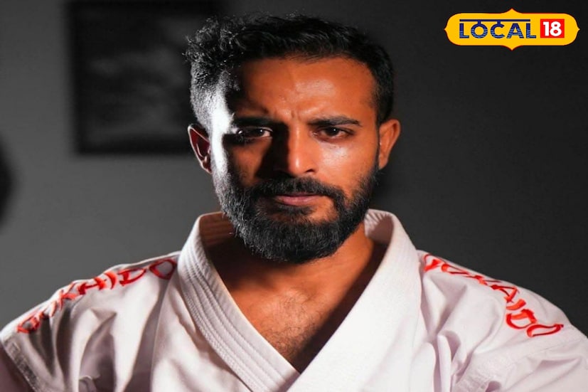 ওয়ার্ল্ড ক্যারাটে চ্যাম্পিয়নশিপ ২০২৫ অনুষ্ঠিত হয়েছে মাতসুয়ামা, জাপানে। ভারতীয় দলে মোট ১৪ জনের মধ্যে উত্তরবঙ্গের দু'জন রয়েছেন। শুভেন্দু দেব আলিপুরদুয়ার থেকে এবং অভিজিৎ সূত্রধর কোচবিহার থেকে।