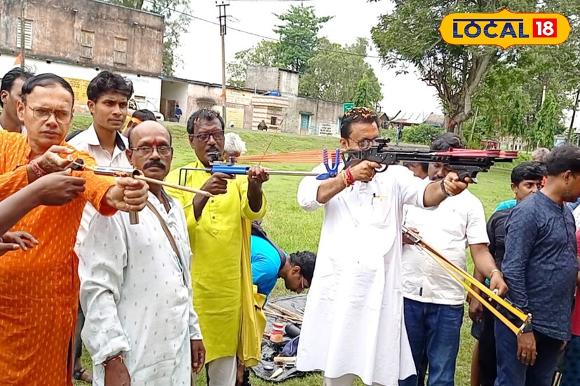 খেলায় বৈচিত্র আনতে হাওড়ায় নতুন চমক। অলিম্পিক ইভেন্টগুলির তালিকায় এতদিন শুটিং ও তিরন্দাজি জায়গা করে নিলেও এবার গুলতি খেলাকেও সারা বিশ্বে প্রাতিষ্ঠানিক স্বীকৃতি দিতে উদ্যোগী হয়েছে গুলতি খেলার আন্তর্জাতিক নিয়ামক সংস্থা। সেই প্রেক্ষিতেই ঐতিহাসিক পদক্ষেপ নিল হাওড়া। (ছবি ও তথ্যঃ রাকেশ মাইতি)